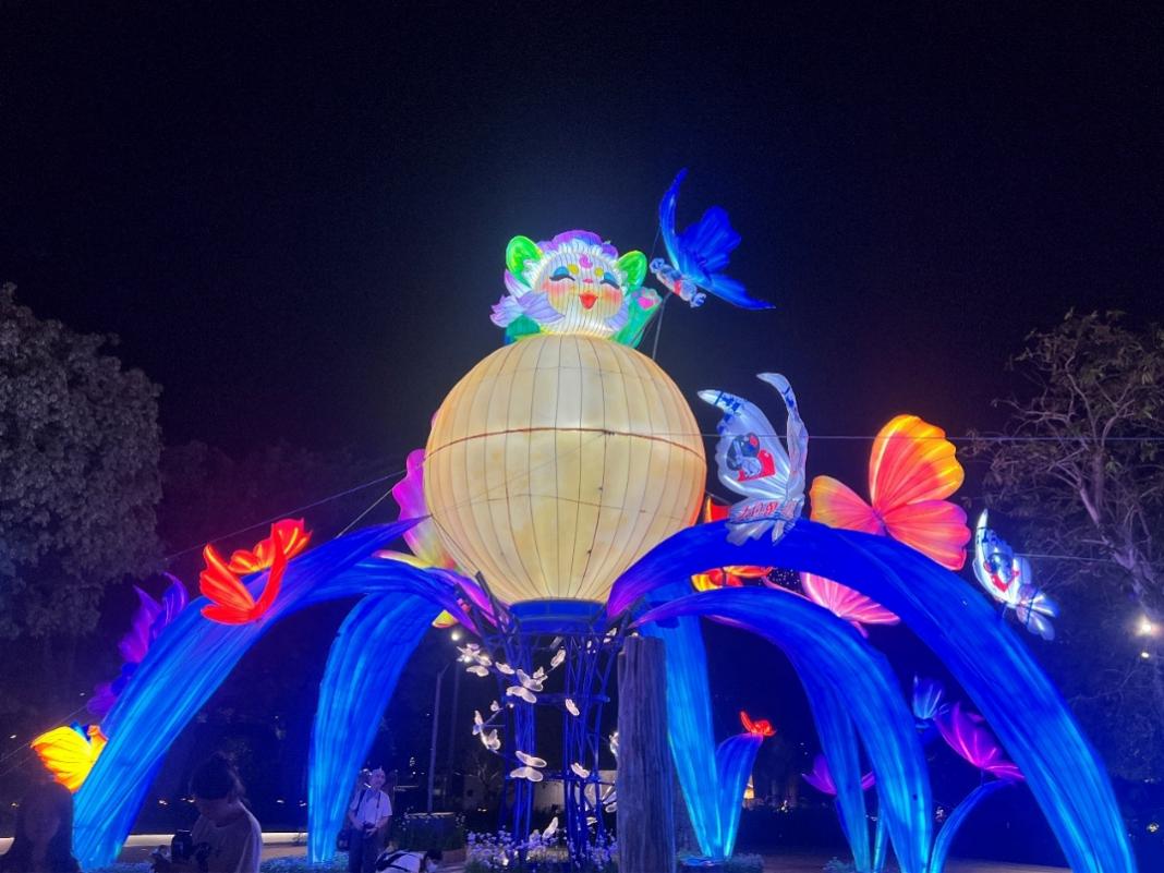 图片包含 灯光, 华美, 黑暗, 舞台

AI 生成的内容可能不正确。