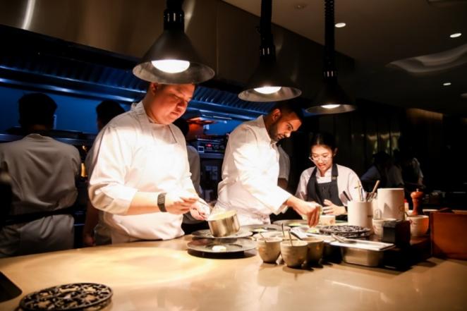 一群人在厨房里制作食物
AI 生成的内容可能不正确。